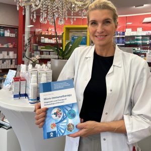 Apothekerin Sandra Hoff mit Buch zur Mikroimmuntherapie Partner Apotheke mit Labo Life Expertise